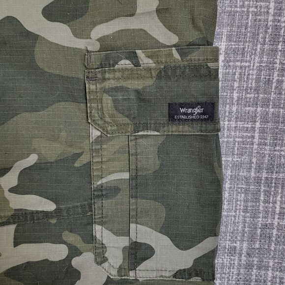 NWT Wrangler Cargo Short Ripstop Tech Pocket Light Stretch Green Camo Men's 46 - Picture 8 of 9
